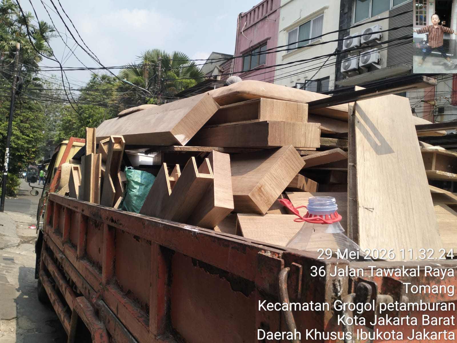 Jasa Buang Limbah Kayu Sisa Renovasi di Grogol Petamburan Jakarta Barat